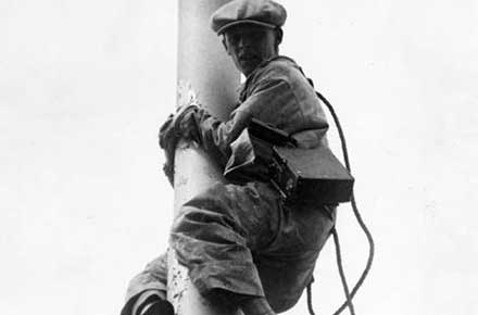 Cleveland Press photographer Fred Bottomer on the Terminal Tower flagpole, 1927