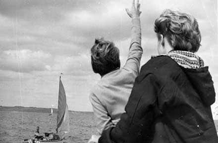 Douglas Manry and Robin Manry wave to Robert Manry, 1965
